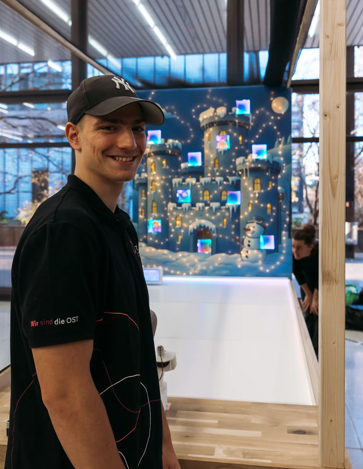 Janis Looser, der letztjährige Siger der RobOlympics, ist auf dem Bild zu sehen.